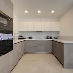 Apartman Beautiful Modern Penthouse With Pool And Sea View Pembroke