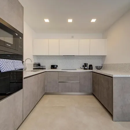 Apartment Beautiful Modern Penthouse With Pool And Sea View Pembroke