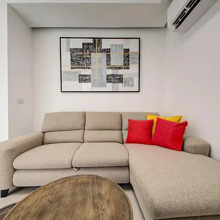 Beautiful Modern Penthouse With Pool And Sea View * Pembroke