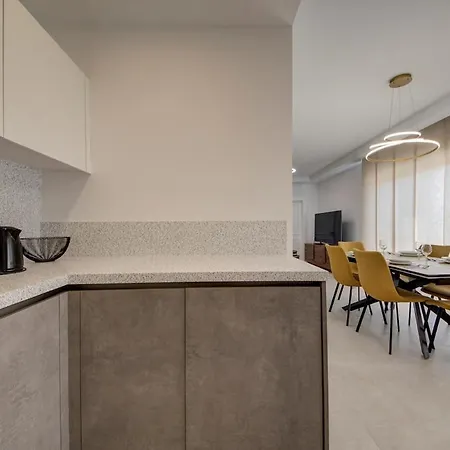 Beautiful Modern Penthouse With Pool And Sea View * Pembroke